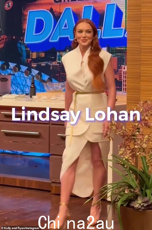 浪漫喜剧回归：Lindsay Lohan 在周五与 Kelly 和 Ryan 一起访问 Live 时，穿着 Michael Kors 服装看起来很漂亮