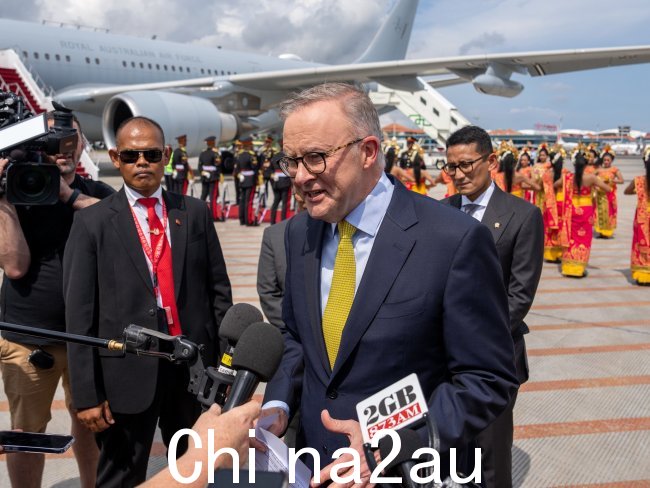 总理 Anthony Albanese 在巴厘岛着陆后向媒体发表讲话, 印度尼西亚参加 G20 和 B20 峰会。图片：Twitter/AlboMP