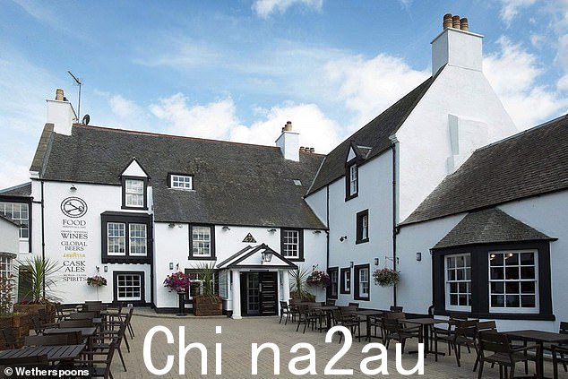 Peebles 的 Cross Keys 也将面临关闭,因为它挂牌出售。 Wetherspoon 说这是镇上最古老的酒吧,入口处有一块三角形牌匾,上面写着日期 1693