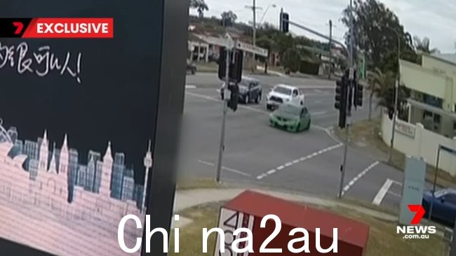 绿色 Holden Commodore 的司机涉嫌在布里斯班郊区 Macgregor 闯红灯逃避警察的那一刻在撞到一个 12 岁的男孩之前。图片：7News