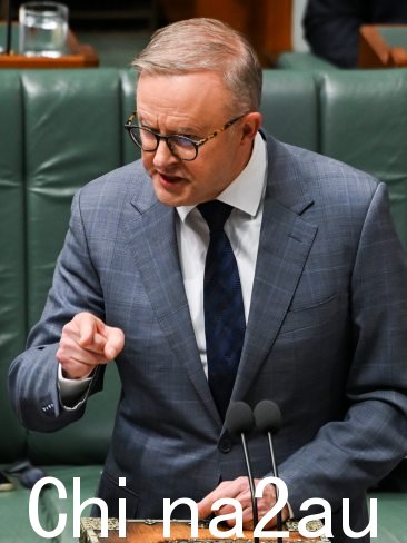 总理 Anthony Albanese 在 Dutton 先生询问政府对生活成本的回应后开球。图片：NCA NewsWire / Martin Ollman