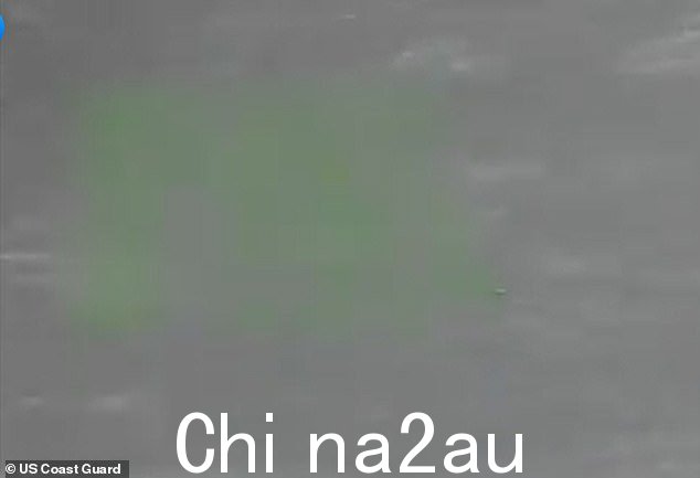 他一次消失几秒钟(如图所示,只有一只手露出水面)但设法将自己抓回路易斯安那州海岸外的漩涡水面上