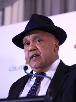 土著领袖 Noel Pearson 批评 Price 女士打开她的社区，争辩说她在反对原住民。图片：John Feder