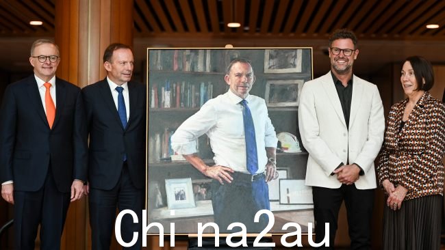 Tony Abbott 与 Anthony Albanese 和艺术家 Johannes Leak 在 Parlia 的肖像展示中合影换货的房子。图片：NCA NewsWire / Martin Ollman