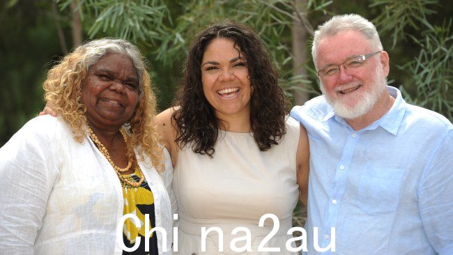 (L-R) Bess Price、参议员 Jacinta Price 和 Dave Price 在爱丽丝泉。图片：澳大利亚新闻集团