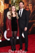 托比·马奎尔 (Tobey Maguire) 带着他 16 岁的女儿鲁比 (Ruby) 参加他的电影《巴比伦》(Babylon) 的洛杉矶首映式