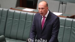 前警察彼得·达顿 (Peter Dutton) 猛烈抨击扎利·斯蒂格尔 (Zali Steggall) 关于昆士兰枪击吊唁动议的说法，认为这是蓝绿色议员的“新低点”