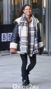 Vick Hope 在 BBC Studios 穿着黑色紧身裤和皮革外观夹克，保持休闲风
