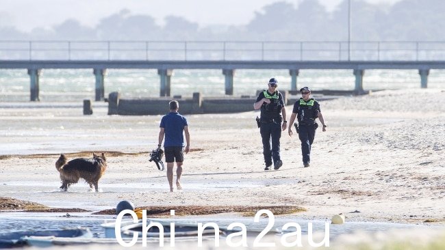 警察和紧急服务部门连夜在罗斯巴德附近海域搜寻这四名少年.图片：NCA Newswire/Mark Stewart