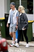 Roxy Jacenko 在悉尼与丈夫外出时穿着价值 1990 美元的 Balenciaga 夹克