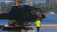 观看：幸存的乘客电影片刻，两架海洋世界直升机在黄金海岸兜风时相撞