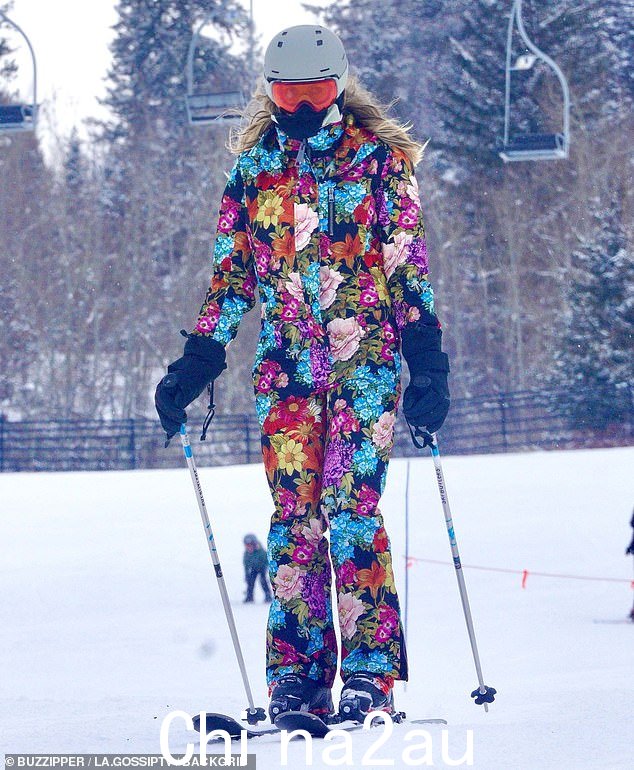 从山上跳下来：当她征服这座山时，不容错过穿着引人注目的滑雪服的克鲁姆。她的整个造型被充满活力的花朵拼贴所覆盖，她标志性的金发呈直波浪形垂下