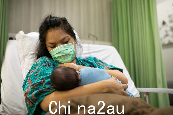 妈妈抱baby in hospital bed