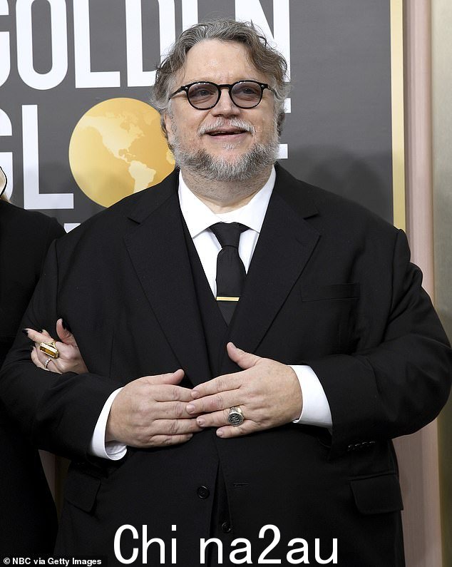 杰出导演：周二，在加利福尼亚州比佛利山庄举行的第 80 届金球奖颁奖典礼上，吉列尔莫·德尔·托罗 (Guillermo del Toro) 在妻子金·摩根 (Kim Morgan) 的陪同下走上红地毯时喜气洋洋” class=