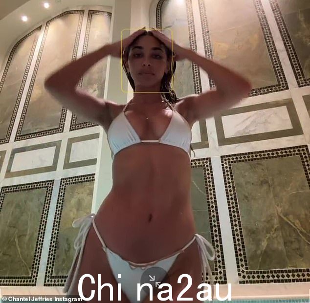 完美身材：Chantel Jeffries 分享了一段自己尝试不同姿势的屏幕录像，然后她穿着紧身比基尼拍了一张定时照片