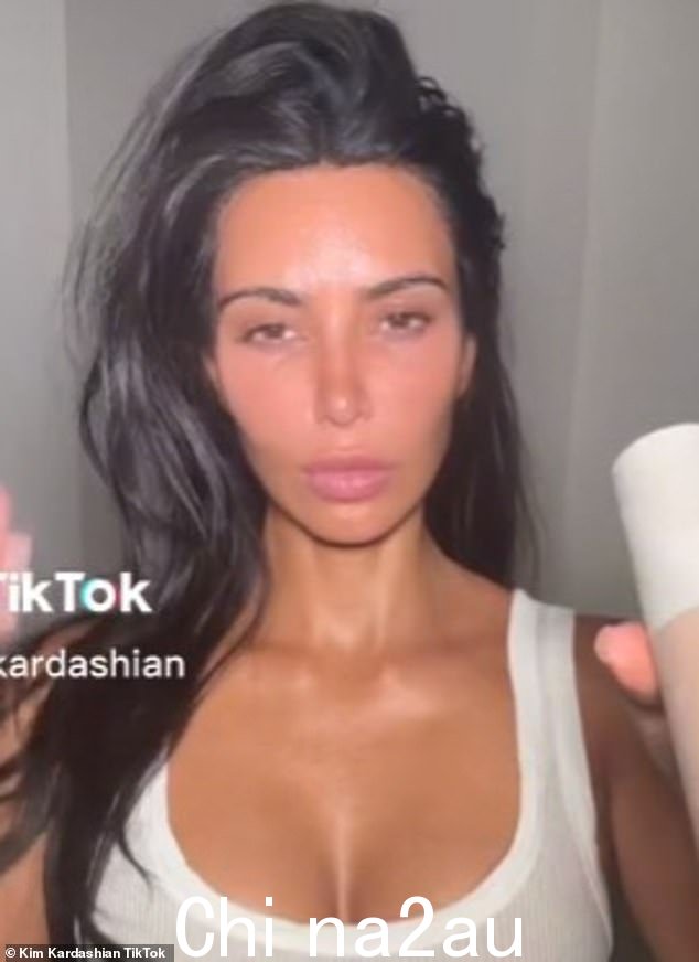 是你吗，金米？金·卡戴珊 (Kim Kardashian) 在周一的 TikTok 视频中看起来很不一样。这位 42 岁的海妖正在使用她的护肤品牌 SKKN，同时穿着一件露出乳沟的白色背心看起来很丰满