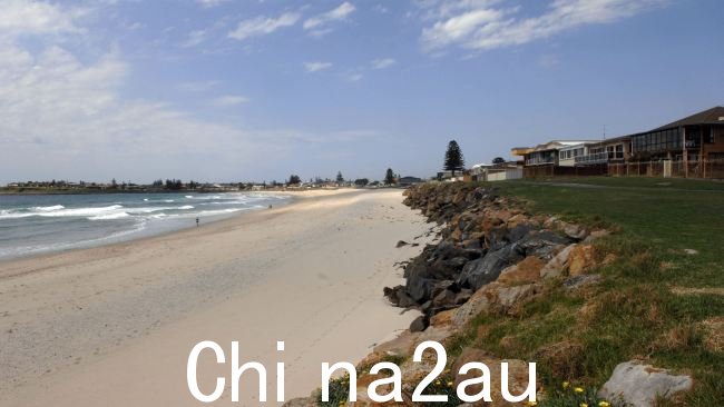 一名小男孩在被击中后仍在重症监护室闪电在 Warilla Beach n卧龙岗以南的 ear Shellharbour。图片：Simon Bullard