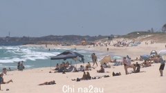 随着夏季死亡人数持续增长，男子在悉尼雪莉海滩被撕裂后溺水身亡，两人获救