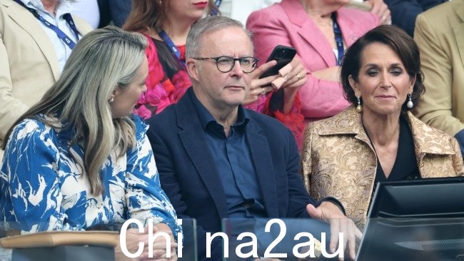 Anthony Albanese 周日晚上与合作伙伴 Jodie Haydon 和澳大利亚网球协会主席 Jayne 一起参加澳网赫德利卡。图片：Lintao Zhang/Getty Images