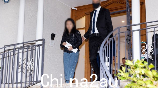 一名 41 岁的 Vaucluse 妇女也在涉嫌犯罪头目的家中被捕. 图片: 提供