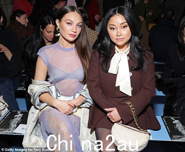  Maddie Ziegler 和 Lana Condor 在前排合影留念