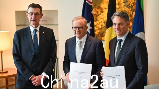 Anthony Albanese 和 Richard Marles 周二收到了 Angus Houston 爵士的国防战略评估。图片：Martin Ollman/Getty Images