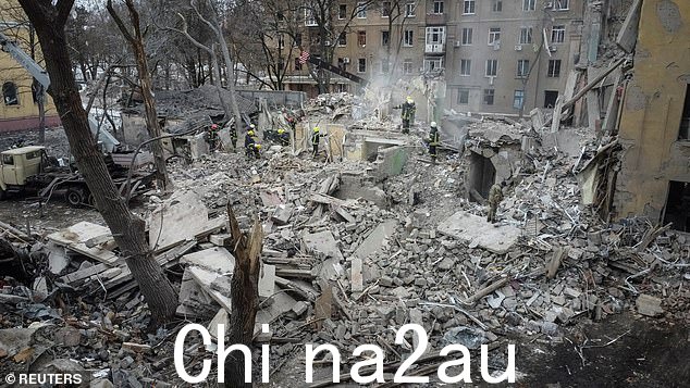距离入侵一周年仅几天，乌克兰的战争继续肆虐（如图，救援人员在乌克兰克拉马托尔斯克被俄罗斯导弹袭击摧毁的住宅楼现场工作）