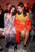 Ashley Graham 在米兰的 Etro 秀上与 Taylor Hill 一起穿着充满活力的橙色套装惊艳