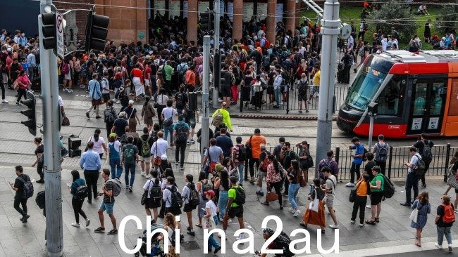 通勤者周三在中央车站外等候。图片：Roni Bintang/Getty Images