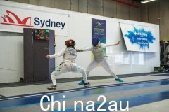 中国少年兄妹双双夺澳大利亚成人团体击剑比赛金牌（合影）
