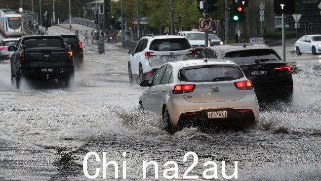 由于恶劣的天气状况困扰着该州，驾驶者和通勤者面临着降雨总量。图片：David Crosling