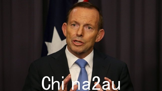 PM Tony Abbott 和国防部长 David Johnston 在堪培拉国会大厦举行新闻发布会，宣布新任国防部长空军元帅标记 Binskin。