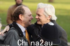 59 岁的前士兵沃恩·史密斯 (Vaughan Smith) 在诺福克庄园为朱利安·阿桑奇 (Julian Assange) 提供避难所，以应对“离婚”