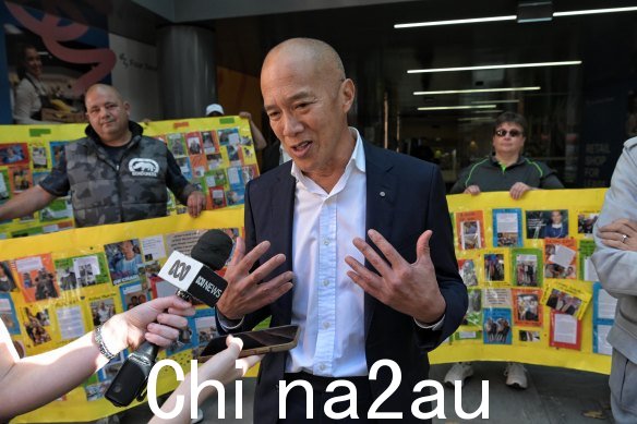 Charlie Teo 是在纪律调查的最后一天离开时受到支持者的欢迎。” /></p><p style=