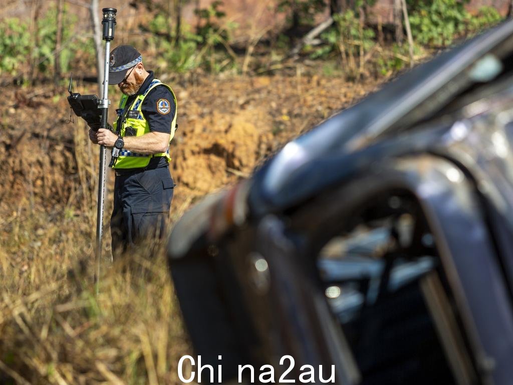 北领地警方在曼顿大坝事故残骸前的斯图尔特高速公路上标出现场。图片：牙线亚当斯。通用 NT 崩溃图像