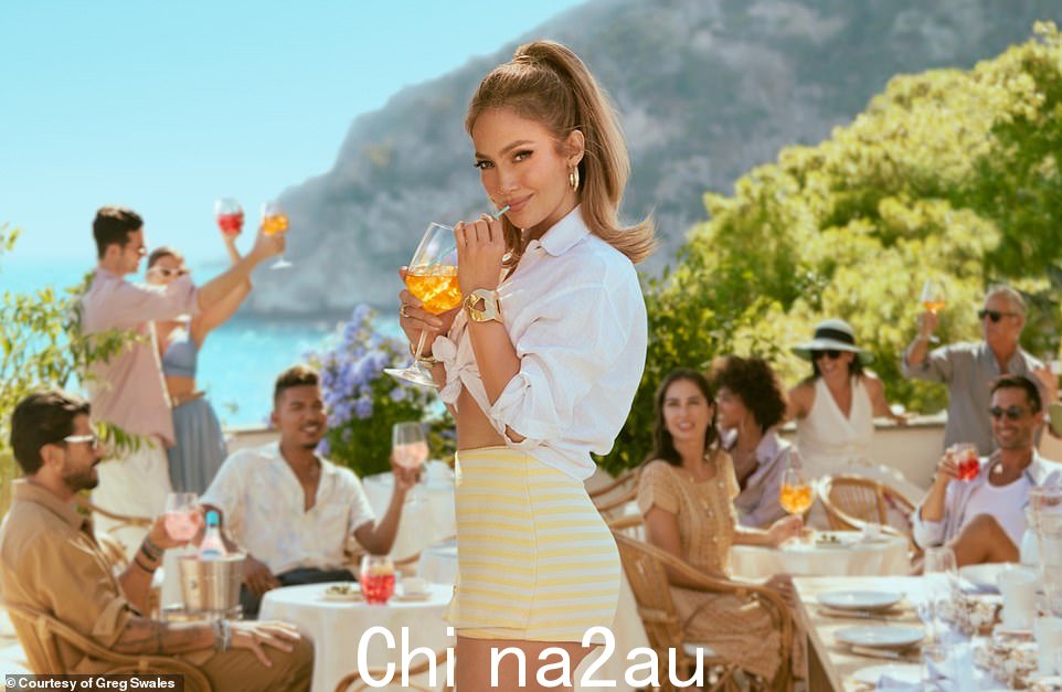 自下而上：詹妮弗·洛佩兹 (Jennifer Lopez) 周二宣布，她创立了 Delola Spritz。在分享到她的 JLo 页面的 Instagram 帖子中，可以看到本·阿弗莱克 (Ben Affleck) 的妻子一边用酒杯享受加冰块的酒精饮料，一边谈论这种低热量饮料