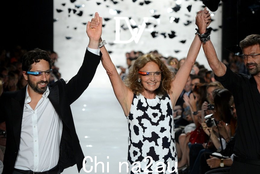 Google 联合创始人 Sergey Brin 与设计师 Diane von Furstenberg 和 Ivan Misperal 在 2012 年的时装秀上以 Google Glass 可穿戴技术为模特走秀。