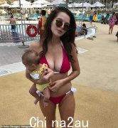 海伦·弗拉纳根 (Helen Flanagan) 分享了一系列比基尼泳装的回归