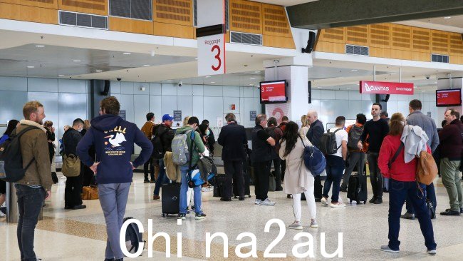 2022 年 9 月，旅客在澳洲航空国内机场行李候机楼等候行李的全景图。图片：每日电讯报/Gaye Gerard。