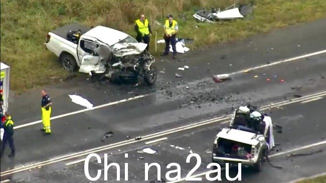 现场耶稣受难日清晨在 Barton Highway 发生的迎面撞车事故导致四人死亡。图片：7News