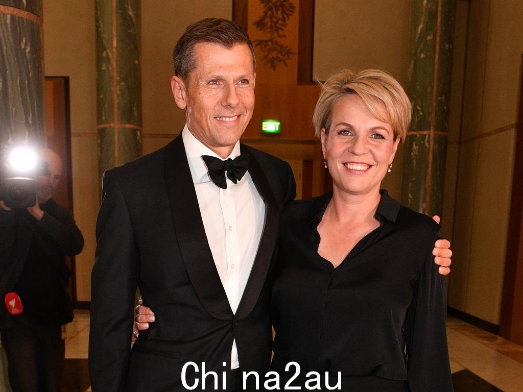 377a98653316476893ba80cf0fcae4d0.jpeg />谭雅Plibersek 和她的丈夫 Michael Coutts-Trotter（图片来源：每日电讯报）</p><p>作为总理和内阁部的负责人，MCT 是全国级别最高的公务员。</p><p>对于这个职位，历任州长往往都有自己的候选人。比如前州长 Dominic Perrottet 罢免了 Gladys Berejiklian 接任领导并由 MCT 取而代之的是 Jim Betts。</p><p>上周有传言说如果 Curmins 先生要取代 MCT，他的替代者将是澳大利亚城市工作组的首席执行官和前工党总理 Morris Iemma 的前任幕僚长 Tom Forrest。</p><p>值得关注的是 Paul Grimes，新南威尔士州财长秘书最近由财长 Daniel Mookhey 任命，他将继续留任。</p><p>这位资深公务员接替 Mike Pratt，后者在去年初宣布打算重返私营部门。 </p><p>（实习生：Nancy）</p> <BR>
澳洲中文论坛热点 <BR>
<div class=