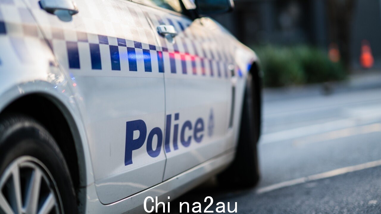 四人在车祸中丧生堪培拉附近” /><p>一名 87 岁的男子在新南威尔士州中北海岸的麦夸里港发生肇事逃逸后情况危急。</p><p>紧急服务人员赶往黑斯廷斯周三下午 5 点 20 分左右,在收到一名行人被车辆撞到的报告后,River Drive。</p><p>当警察到达现场时,中北海岸警区的警官被告知一名男子被一辆汽车撞到汽车,据信是丰田 Hilux,据称在离开现场之前。</p><img class=