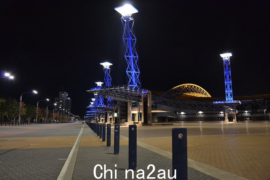 Olympic_Boulevard_Sydney_at_night_2012 .jpg,0