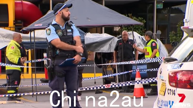 在 Campbelltown 麦当劳建立了犯罪现场，据称一名护理人员被刺伤。图片：7 News。 “ sizes=