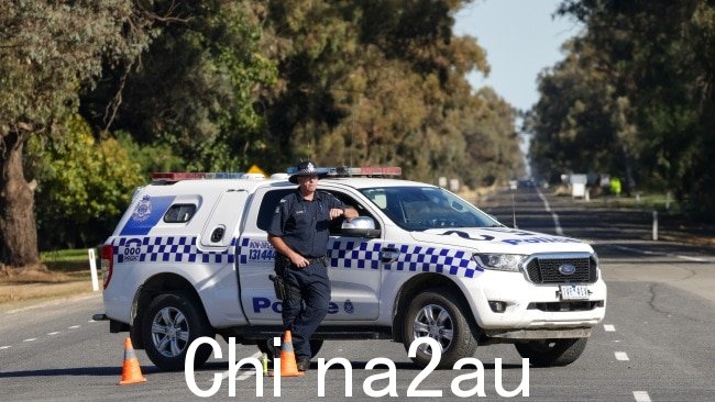 周四下午发生恐怖的多车相撞事故后，警方封锁了 Strathmerton 的主要街道。图片：伊恩·库里。” sizes=