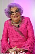 Edna Everage 夫人去世：Barry Humphries 在家人的陪伴下在医院去世，享年 89 岁