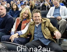 Michael J. Fox 在纽约市麦迪逊广场花园与妻子 Tracy Pollan 一起观看 NHL 比赛时喜气洋洋