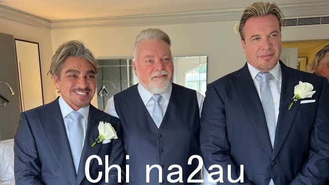 John Ibrahim、Kyle Sandilands 和 Simon Main 在星期六的婚礼前在悉尼双湾洲际酒店。图片：澳大利亚新闻集团。