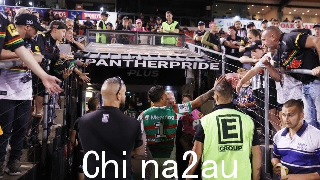 Latrell Mitchell 在第二轮 NRL 比赛结束时走下隧道在 BlueBet 体育场的 Penrith Panthers 和 South Sydney Rabbitohs 之间。图片：Cameron Spencer/Getty Images