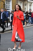 凯特·米德尔顿 (Kate Middleton) 在 Soho 穿着一件回收利用的红色 Eponine 外套惊艳